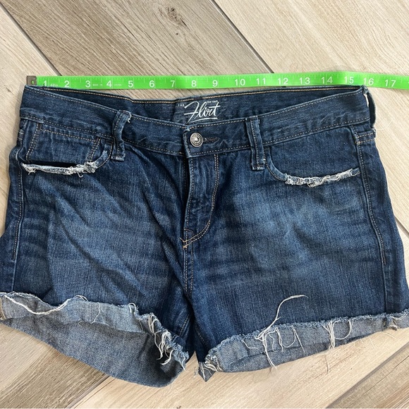 Old Navy The Flirt Jean Shorts Size 6 - Picture 4 of 5